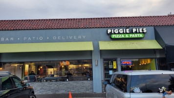 Piggie Pies Pizza outside