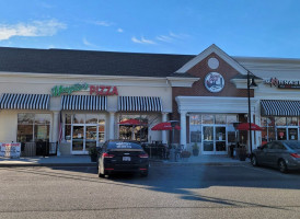 Maglio's Pizza outside