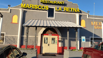 Mariscos La Reyna inside