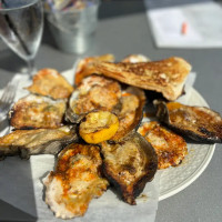 Hugo's Oyster food