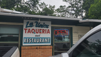 La Unica Taqueria outside