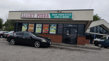 Lucky Pizza outside