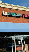 La Delizia Pizza inside