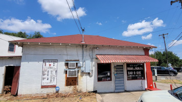 Mama Papa B's -b-q outside