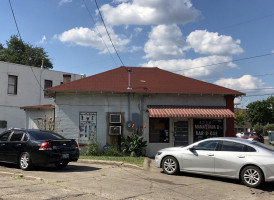 Mama Papa B's -b-q outside