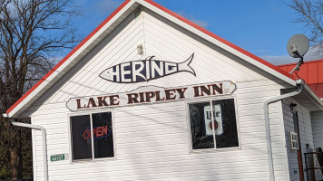 Hering's Lake Ripley Inn outside