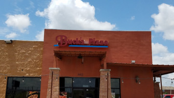 Buck's Pizza Hidalgo outside