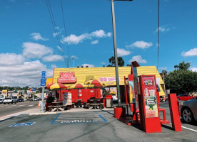 Wienerschnitzel outside