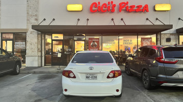 Cicis Pizza outside