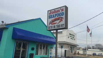 John's Seafood inside