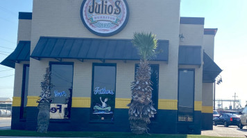 Julio's Burritos outside