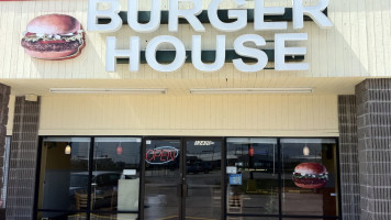 Burger House outside