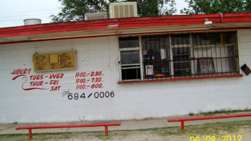 Tanks's -b-que Catering outside