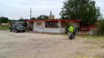 Tanks's -b-que Catering outside