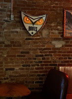 Hoots Beer Co. inside