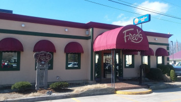 Fred's Pizza outside