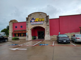 El Pollo Rico outside