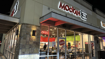 Mooyah Burgers, Fries Shakes outside