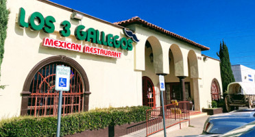 Los Tres Gallegos outside