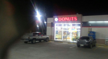 Dolly's Donuts outside