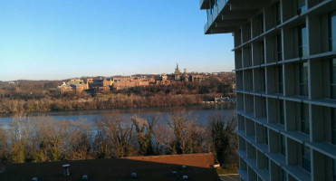 Key Bridge Marriott Concierge Lounge outside