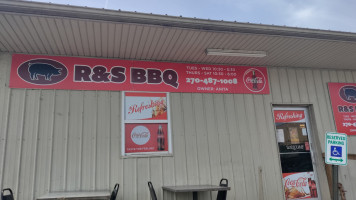 R&s Barbecue inside