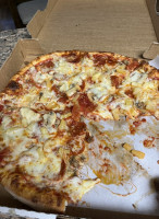 Lione's Pizza food