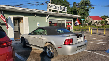 Seneca Knolls Diner outside