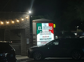 El Güero Canelo outside