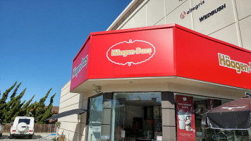 Häagen-dazs Ice Cream Shop outside