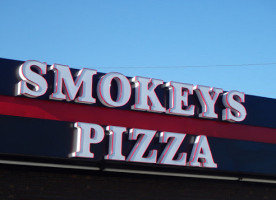 Smokeys Pizza food