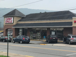 Giant Eagle Supermarket outside