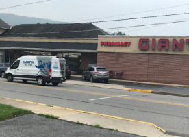 Giant Eagle Supermarket outside