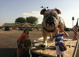 Patti's Road Dawg Pub outside