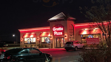 Grotto Pizza outside