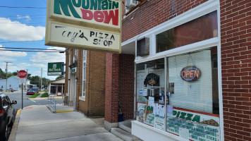 Tony's Pizza Shop outside