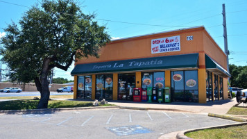 Taqueria La Tapatia outside