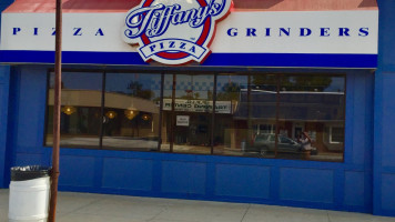 Tiffany's Pizza outside