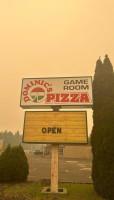 Dominic's Pizza outside