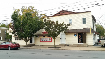 Bell Mell Tavern Pizza outside