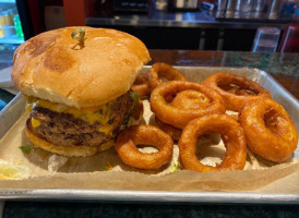 Oscar's Breakfast, Burgers Brews food