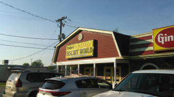 Tudor's Biscuit World outside