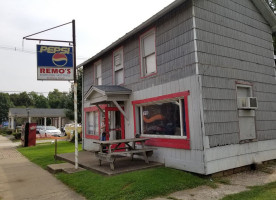 Remo's Italian Hotdogs outside