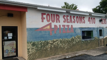 Four Seasons Pizza outside