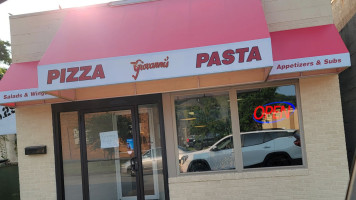 Giovanni's Pizza outside