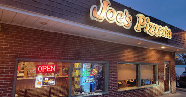 Joe's Pizzeria outside