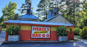 Pierce's Pitt -b-que outside