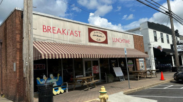 Ye Olde Towne Cafe outside