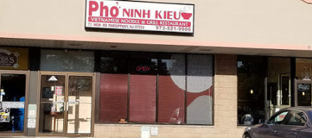 Pho Ninh Kieu outside