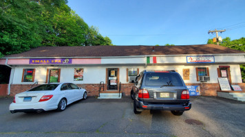 New Four Corners Pizza outside